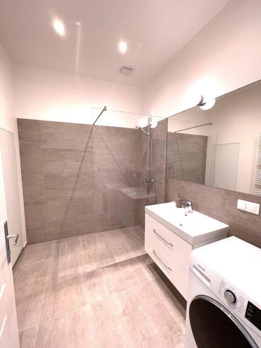 Brand New Spacious & Stylish Aptmt In City-Centre Vienna Esterno foto